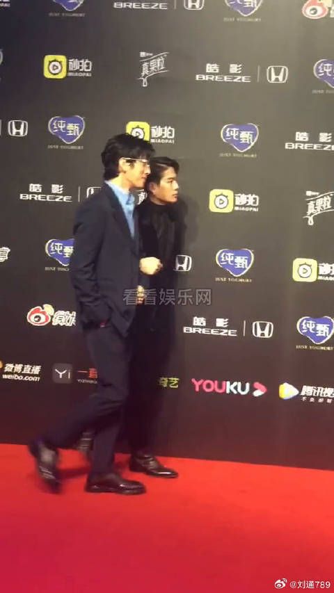 井柏然 挽手走红毯，新的一年就要黏在一起