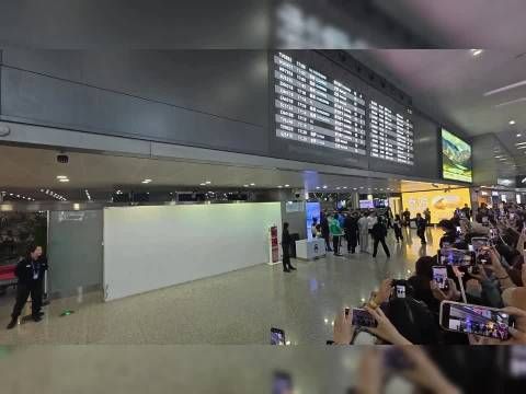 莎莎和大头的人气，很多娱乐圈的明星都比不上，全都是举着手机录视频拍照的