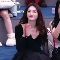 这个绝对美貌谁懂！李小冉光坐在那里就很漂亮了，上台跳舞更是黑天鹅来的