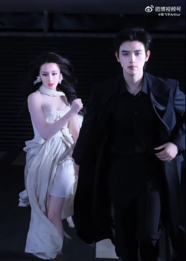 迪丽热巴陈飞宇共创视频演绎逃婚情节