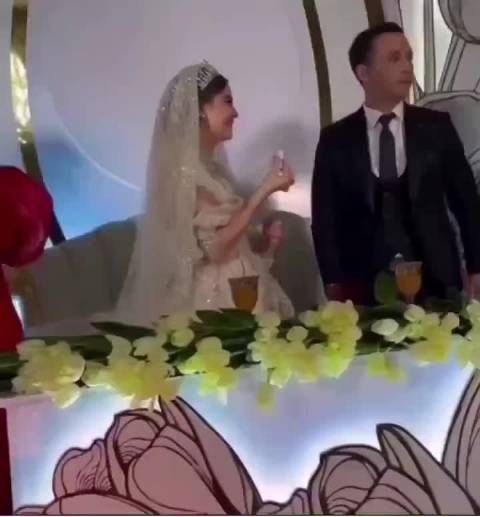 “幸好他在众目睽睽之下露出了真面目，这样她婚后才不会独自承受痛苦……”