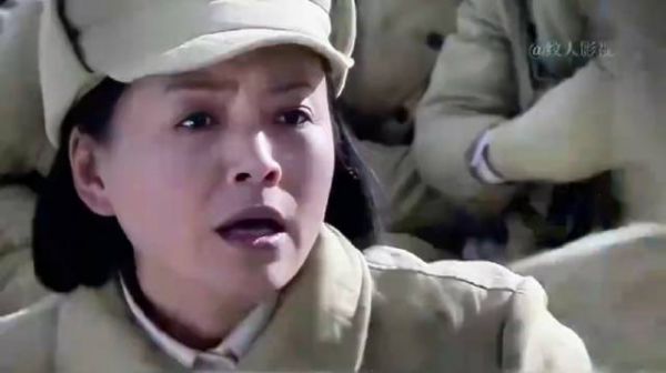 女兵见一群男兵在撒尿赶忙上前制止,原来高原上撒尿会死人