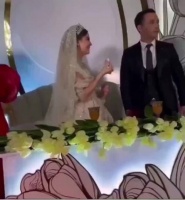 “幸好他在众目睽睽之下露出了真面目，这样她婚后才不会独自承受痛苦……”