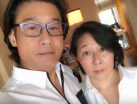 梁家辉与妻牵手逛商场被偶遇，两人全程牵手，依旧宠妻