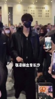 张凌赫开推路透来袭 顺毛黑装氛围感拉满 机场人气满满