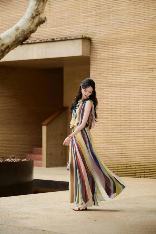 唐嫣长发轻扬气质出众。