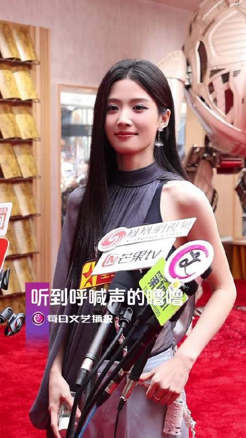 卢昱晓现身三里屯品牌活动,被小狗吸引驻足