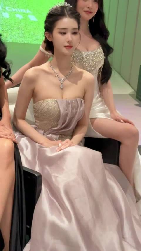 果然是世界小姐选美冠军,两人的气质和颜值差别一下就出来咯