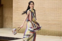 唐嫣穿无袖纱裙卷发微扬 一颦一笑明媚自信