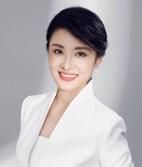 周 涛：著名央视主持人.png