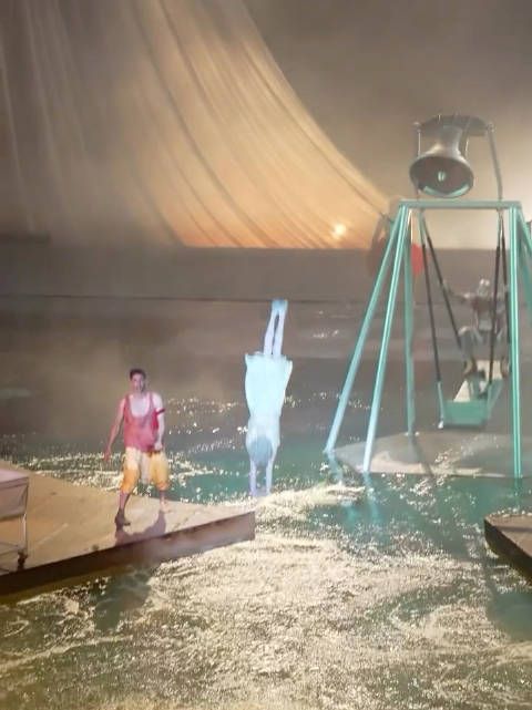 国外也有同款“水花消失术”!