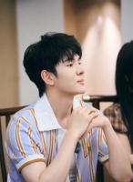 李佳琦哽咽宣布将短暂退出直播后，又深夜发声：没有退休