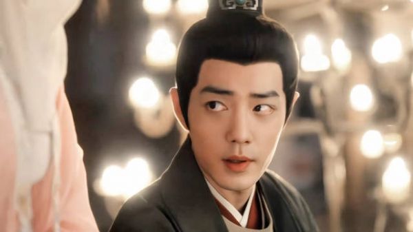 眼睛一瞪有点心不甘情不愿~一副你不就是玩我吗?