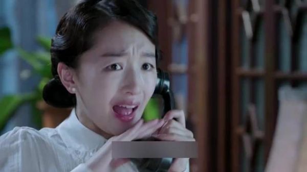 女人每次接到电话时,都会故意用手指去摩擦话筒