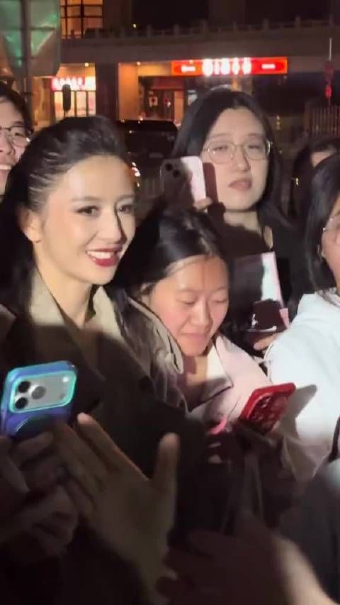 头次离佟丽娅这么近,陈思成就在旁边