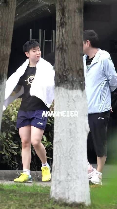 孙颖莎剪头发了，今天新鲜的莎莎和教练coco一起上下训！