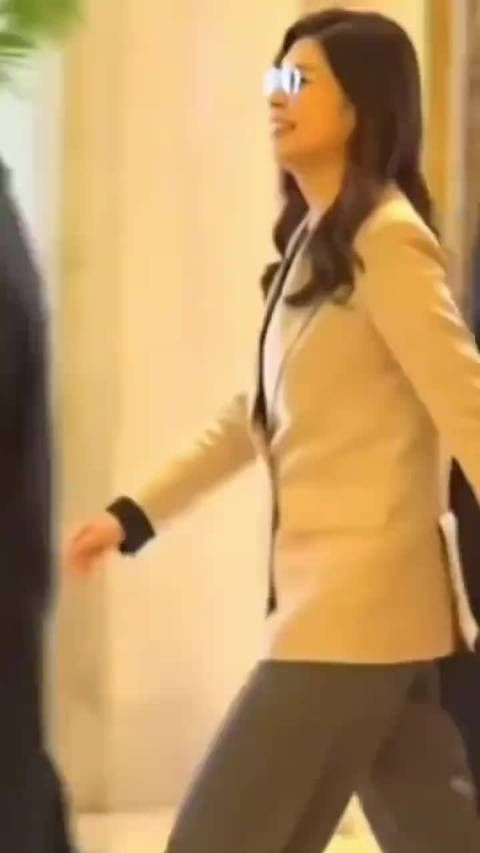 郑丽文抵达人民大会堂会见现场,满脸微笑十分开心