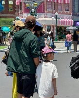 新加坡偶遇唐嫣罗晋一家三口！造谣次次被打脸，婚变传闻彻底碎了