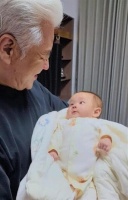 颜世魁晒祖孙合照，70岁的他抱着70天大的孙子，头发全白笑容慈祥