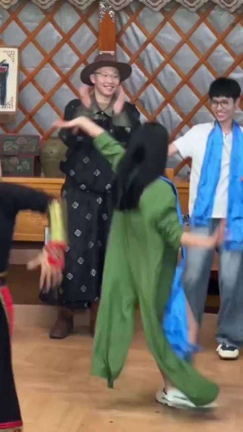 当时离婚综艺里黄圣依跳舞，我真的觉得她整个人都在闪闪发光