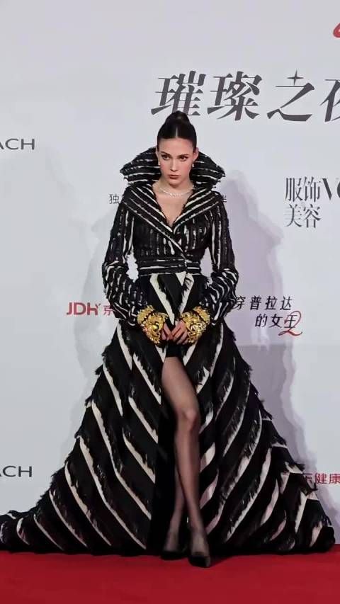 谷爱凌亮相穿普拉达的女王2上海首映礼