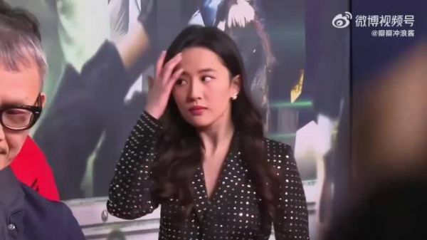 早年的刘亦菲,彼时还没有沉淀出现在的气场,但是青春荷尔蒙爆棚