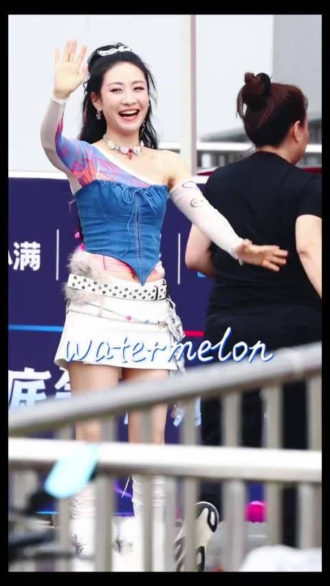 陶昕然萧蔷十指紧扣入场 一公加油!