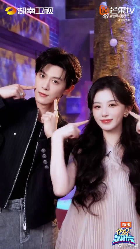 真没把观众当外人啊，两人跳《全部都是你》又贴贴又对视，氛围感直接拉满