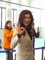 郑丽文朝我摆了个ok手势