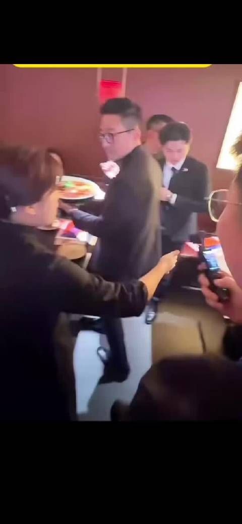 汪小菲现身黑龙江麻六记亲自端菜获赞帅