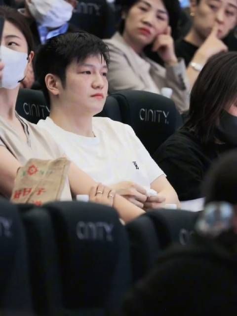 樊振东玉面红唇造型引关注