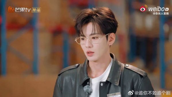 毕雯珺金丝细框眼镜造型惊艳,校园路透展清爽学长魅力