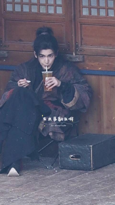 张凌赫萧厉 张大摄影师好认真的样子 喝完研究