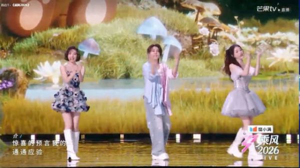 李小冉双马尾造型惊艳，50岁状态绝佳