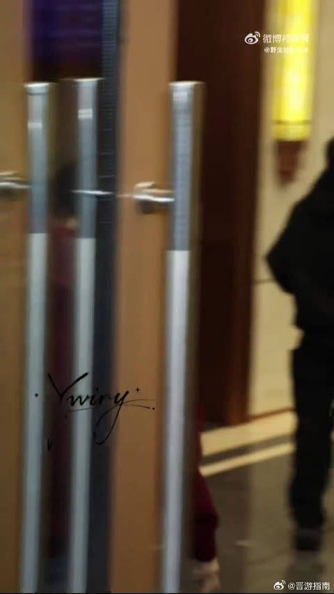 逐玉庆功宴来袭,张凌赫出发路透曝光,颜值与气质双双在线,太让人心动