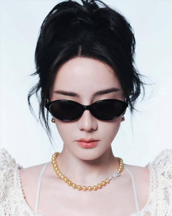 迪丽热巴冷脸造型又A又飒,气场全开。