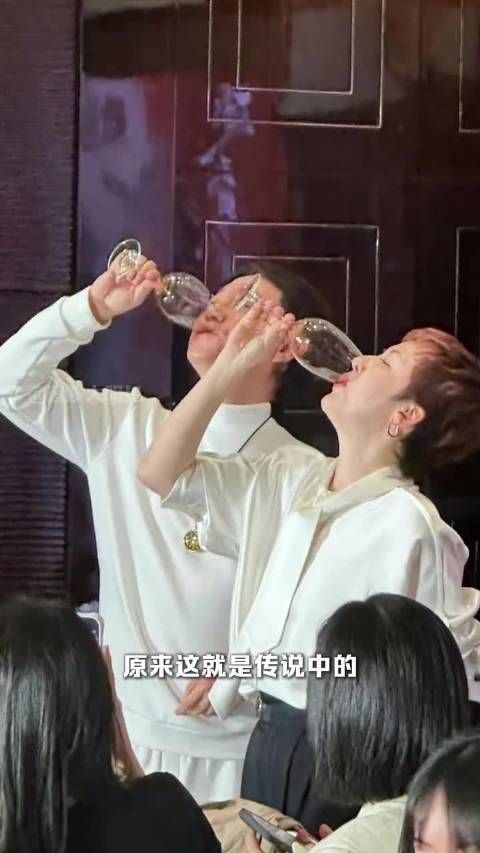 张凌赫田曦薇经纪人晒逐玉庆功宴敬酒照