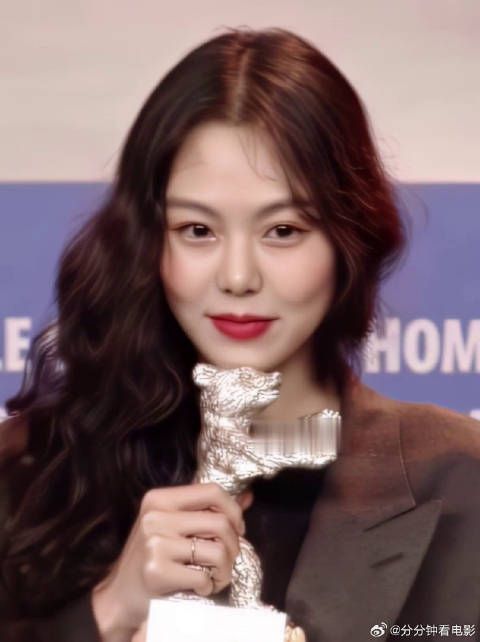 她就这么安静的看着你金敏喜柏林影后