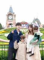 董力晒一家四口游迪士尼，俩孩子颜值好高，儿子像爸爸女儿像妈妈