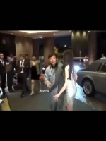 成龙紧牵刘亦菲被拍，网友赞其颜值巅峰穿搭时尚