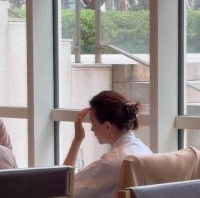 董卿罕见现身！上海餐厅素面朝天穿白衫，五十岁美得超自然