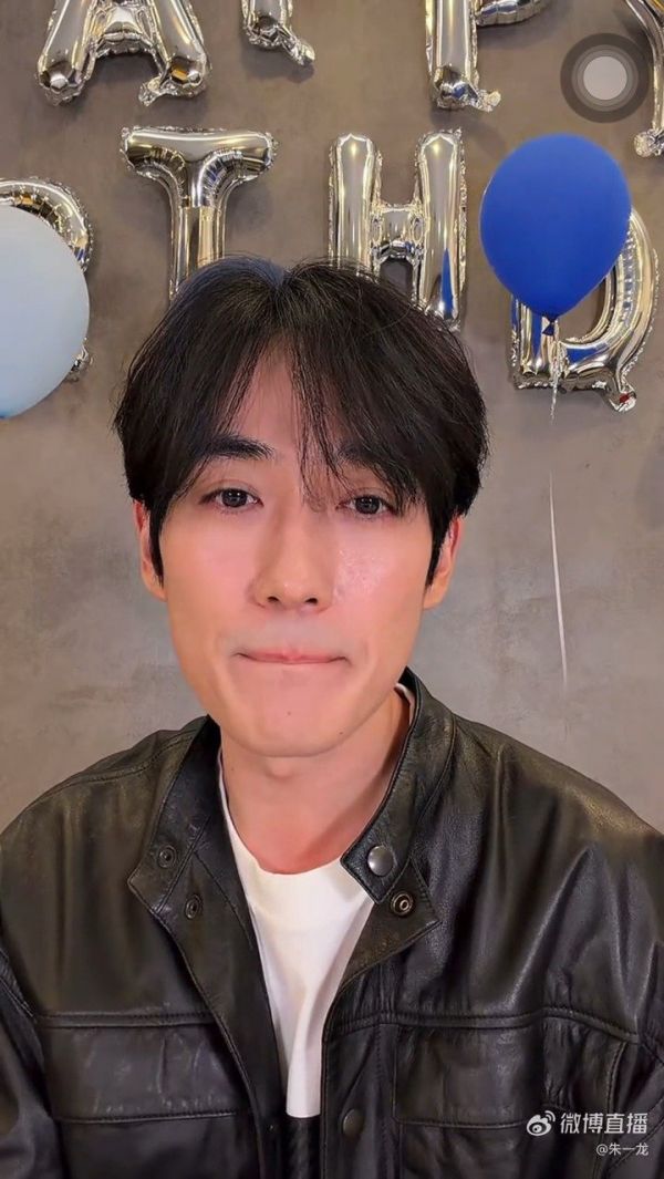 越努力越好笑！朱一龙i人营业直播像极了我