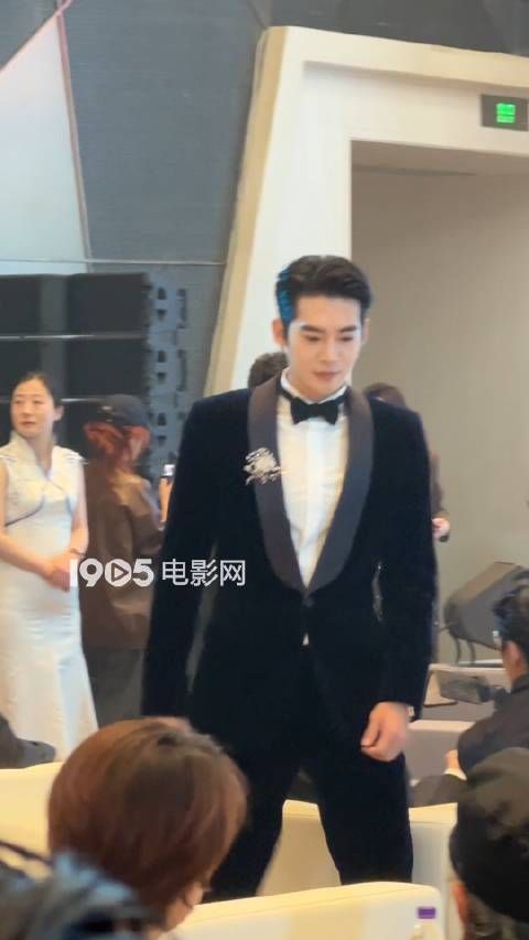 于适亮相电影《四渡》发布会，西装领结造型，贵气十足