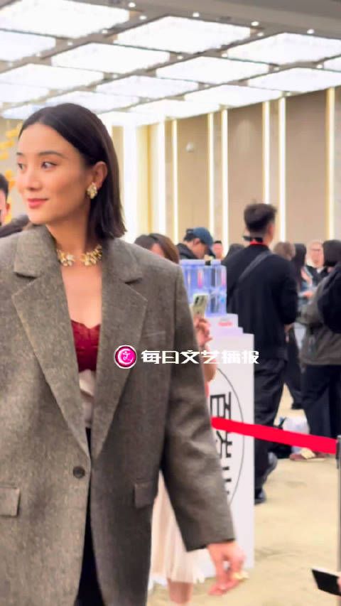 北影节开幕|换了发型的@宋佳 气场依然两米八!