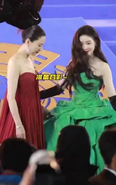 高圆圆和张天爱红毯隔空亲亲，还没开始就害羞到手足无措，温柔姐姐也太娇憨了