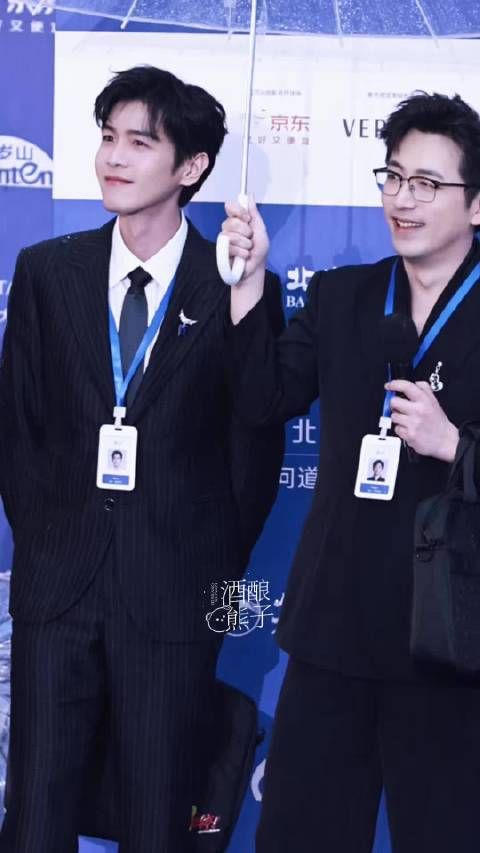 “谁打伞谁应该就是被管着的那个” 张若昀白客你俩好那个