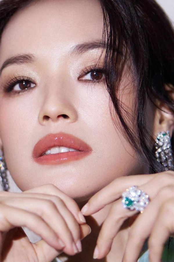 舒淇眉眼精致，唇釉莹润，绿钻珠宝加持，尽显明艳大气的高级感。
