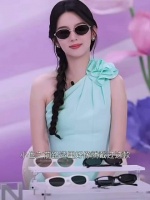 周也薄荷绿长裙亮相直播，黑色皮衣造型切换自如