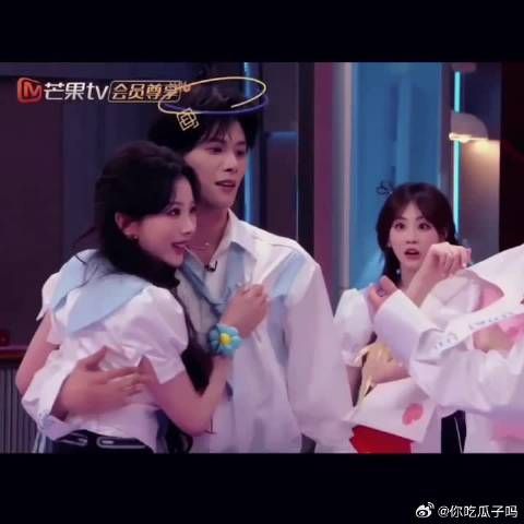 孔雪儿邓凯一个搂得紧，一个拽得紧，纸片没了像被人突然掀了被窝似的