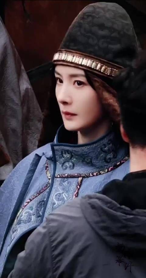 杨幂《江山大同》蓝衣造型曝光，还原北魏鲜卑服饰